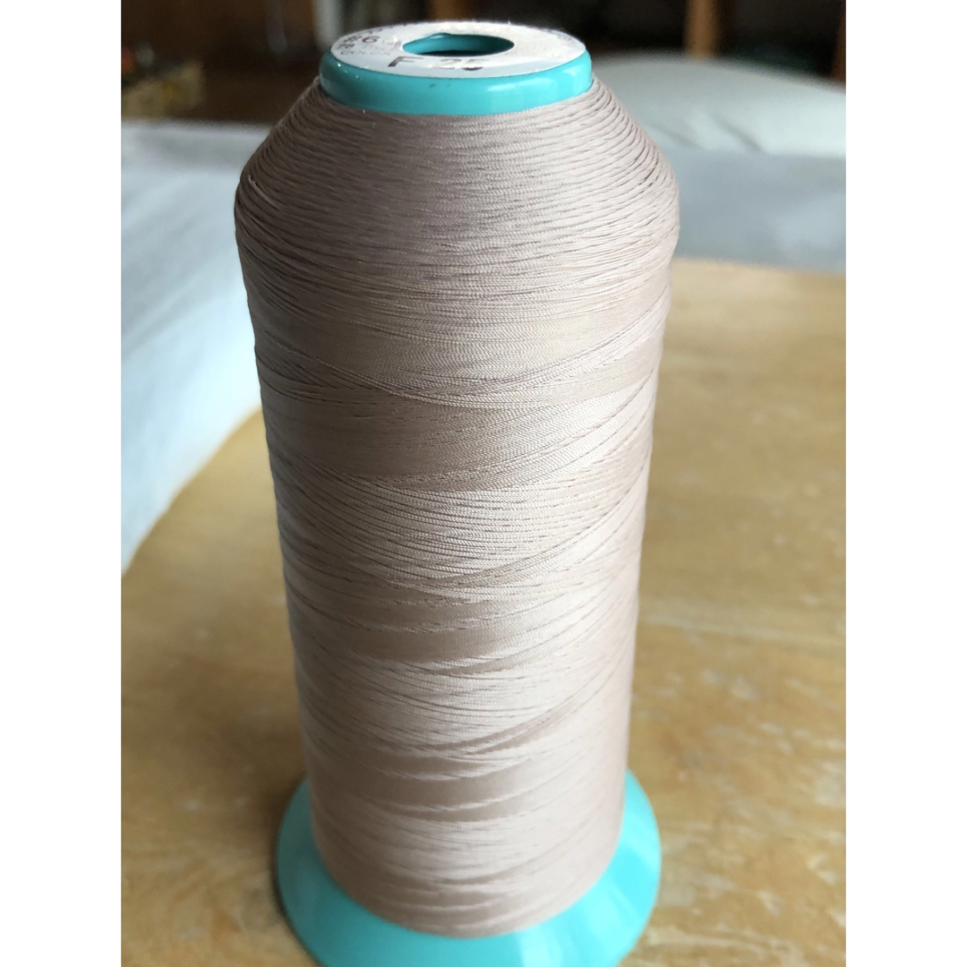 #60フジックスキングレジロンＦミシン糸家庭用ミシンで使用可能です ハンドメイドの素材/材料(生地/糸)の商品写真
