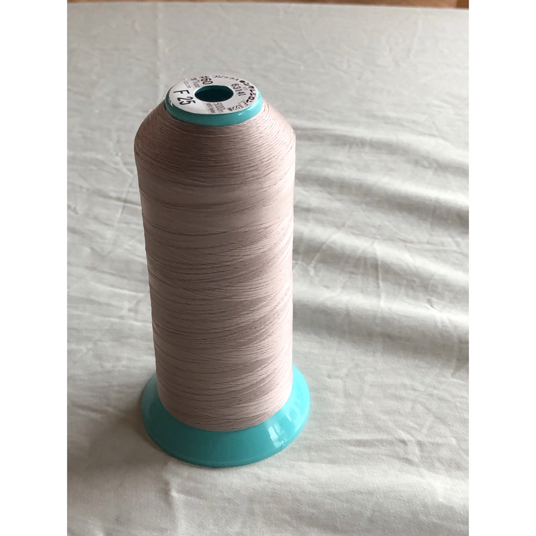 #60フジックスキングレジロンＦミシン糸家庭用ミシンで使用可能です ハンドメイドの素材/材料(生地/糸)の商品写真