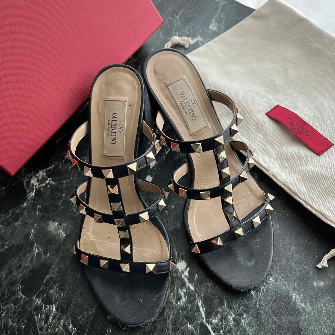 VALENTINO(ヴァレンティノ)のバレンティノ　ロックスタッズサンダル レディースの靴/シューズ(サンダル)の商品写真