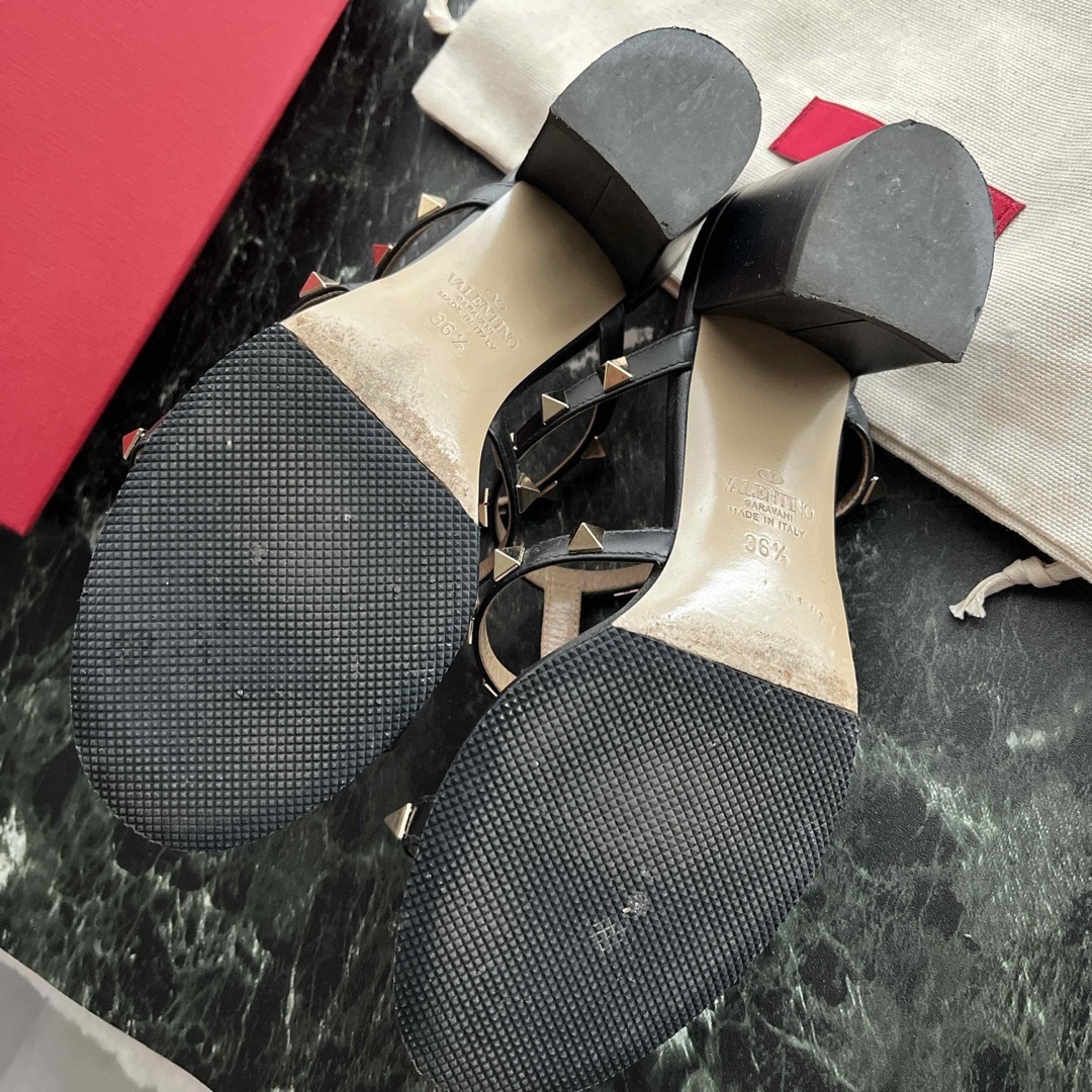 VALENTINO(ヴァレンティノ)のバレンティノ　ロックスタッズサンダル レディースの靴/シューズ(サンダル)の商品写真