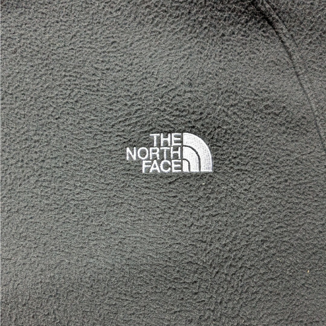 THE NORTH FACE(ザノースフェイス)のザ　ノースフェイス　マイクロフリースフーディ　ブラック　黒色　Mサイズ　刺繍 メンズのジャケット/アウター(その他)の商品写真