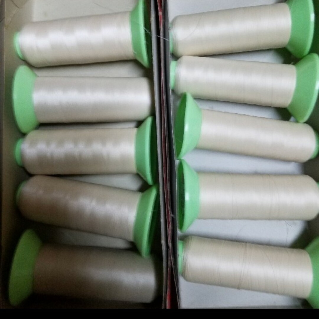 ロックミシン糸B　クリー厶糸 ハンドメイドの素材/材料(生地/糸)の商品写真