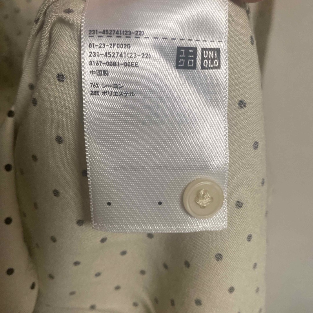 UNIQLO(ユニクロ)のユニクロ　ドット　シャツ　送料込み レディースのトップス(シャツ/ブラウス(長袖/七分))の商品写真