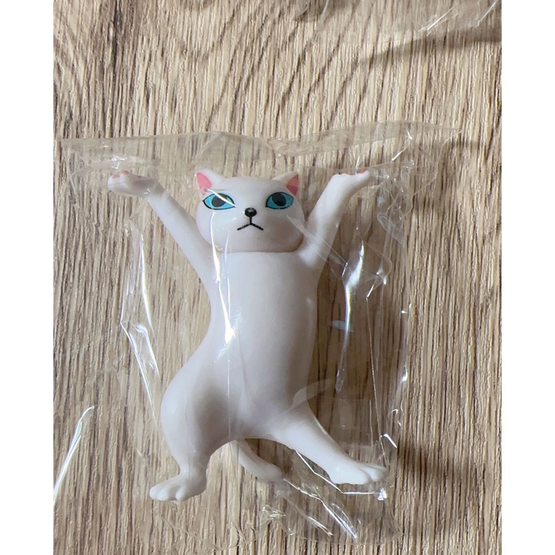 シュールな猫の置き物　ミニ エンタメ/ホビーのおもちゃ/ぬいぐるみ(キャラクターグッズ)の商品写真