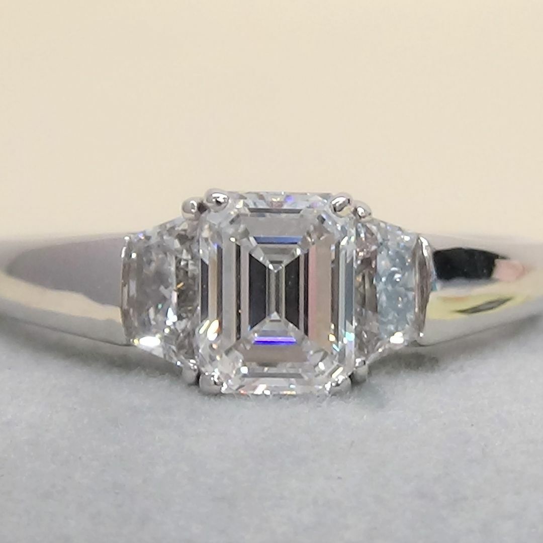 大粒！　エメラルドカットの高品質ダイヤモンドリング です レディースのアクセサリー(リング(指輪))の商品写真