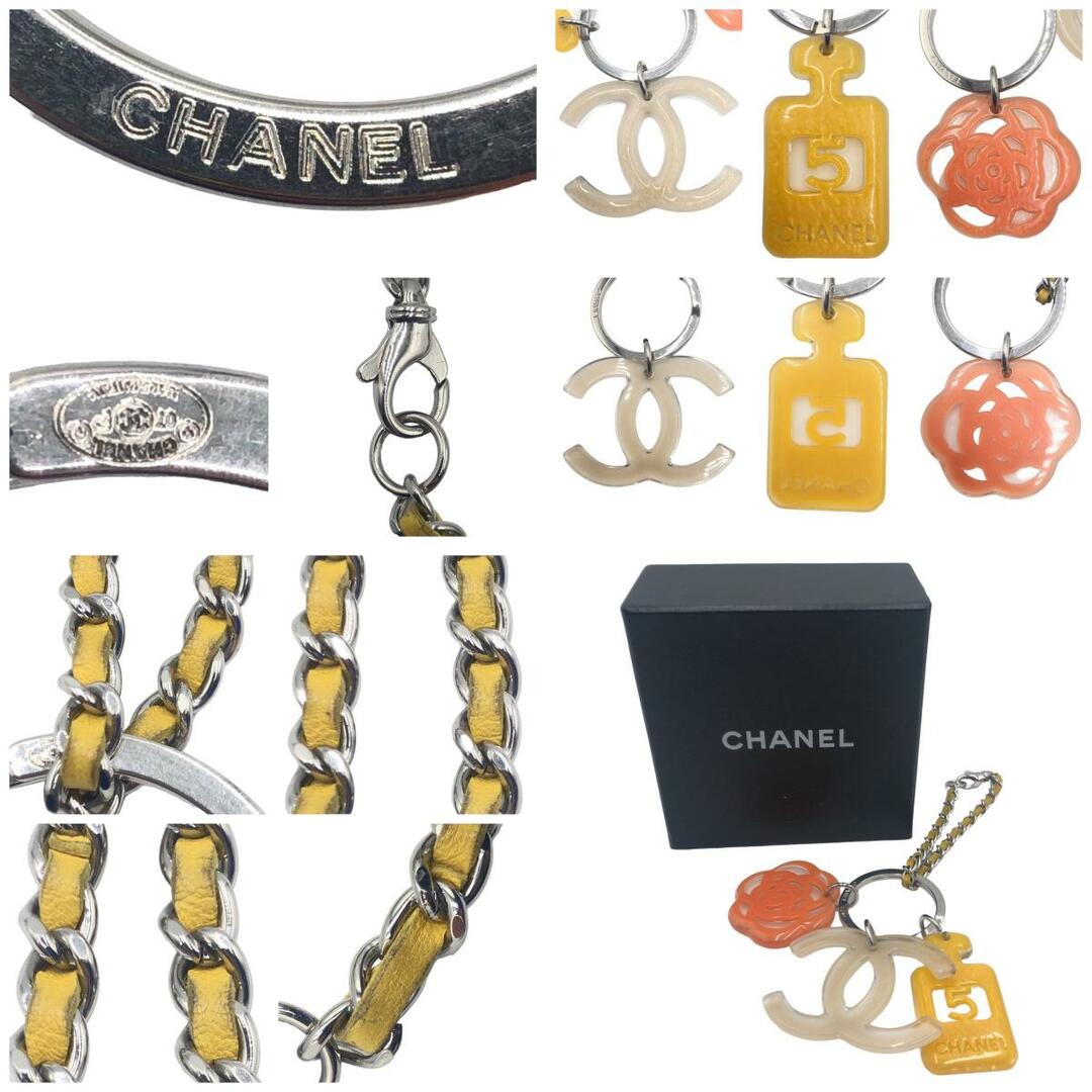 CHANEL(シャネル)のCHANEL シャネル ココマーク カメリア  ベージュ シルバー金具 プラスチック キーホルダー キーリング キーチャーム レディース 405338 【中古】 レディースのファッション小物(キーホルダー)の商品写真