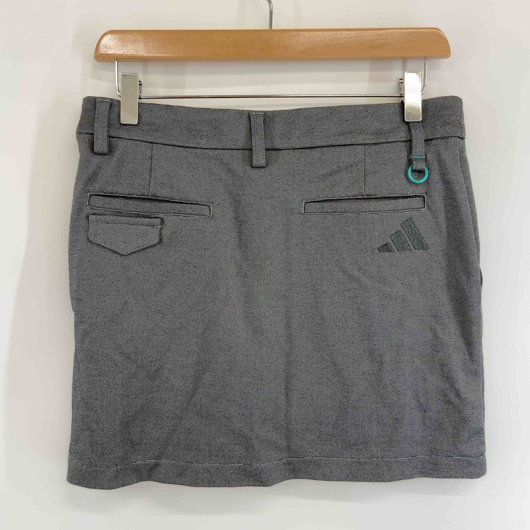 adidas(アディダス)のadidas アディダス　グレー　灰色　ゴルフ　インパン付き　 レディース ミニスカート　サイズМ レディースのスカート(ミニスカート)の商品写真