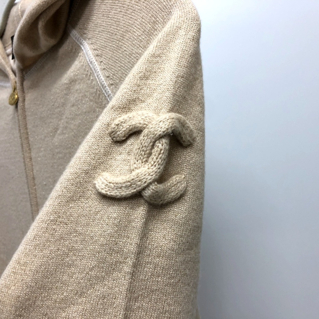 CHANEL(シャネル)のシャネル CHANEL ニットジップアップパーカー P40882K ココマーク フード付き パーカー カシミヤ ベージュ レディースのトップス(パーカー)の商品写真