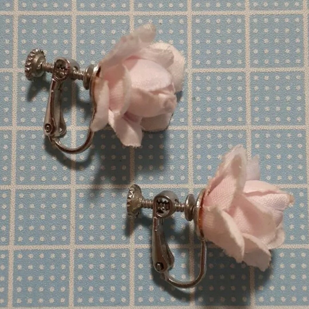 難あり　可愛いイヤリング　ピンクのお花がが可愛い　ネジバネ式イヤリング レディースのアクセサリー(イヤリング)の商品写真