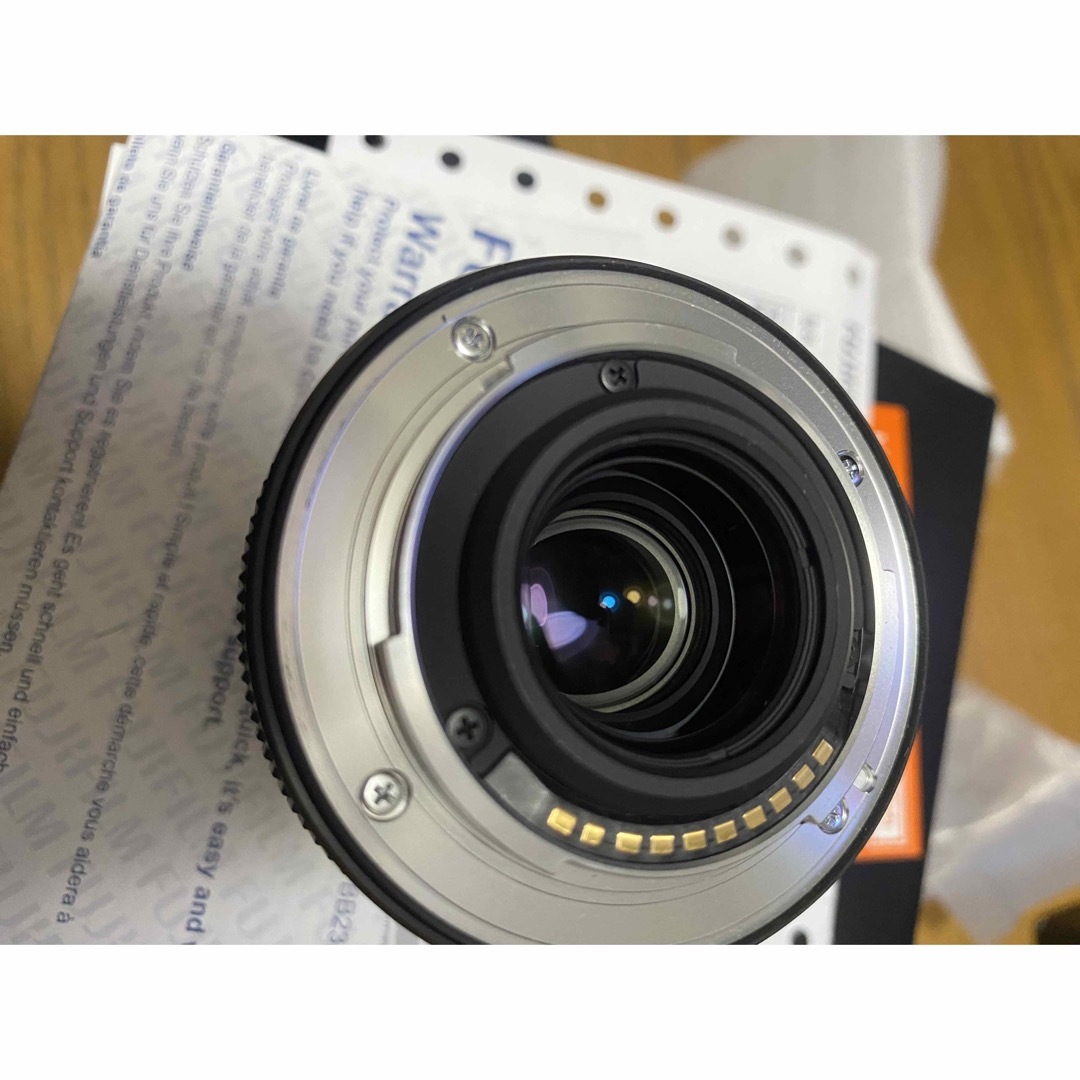 富士フイルム(フジフイルム)の富士フイルム FUJINON XF35mm F2 R WR フード付き 美品 スマホ/家電/カメラのカメラ(レンズ(単焦点))の商品写真