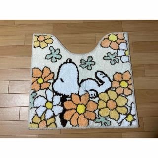 スヌーピー(SNOOPY)の♪ 新品スヌーピー トイレマット 花いっぱい 約58×60cm ♪(トイレマット)