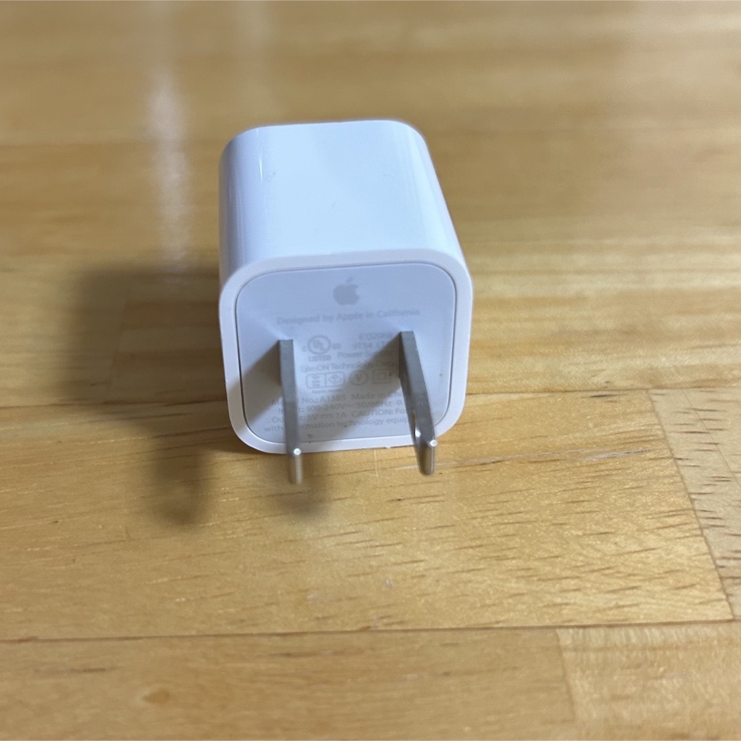 Apple(アップル)のApple iPhone付属 USB電源アダプタ スマホ/家電/カメラのスマートフォン/携帯電話(バッテリー/充電器)の商品写真