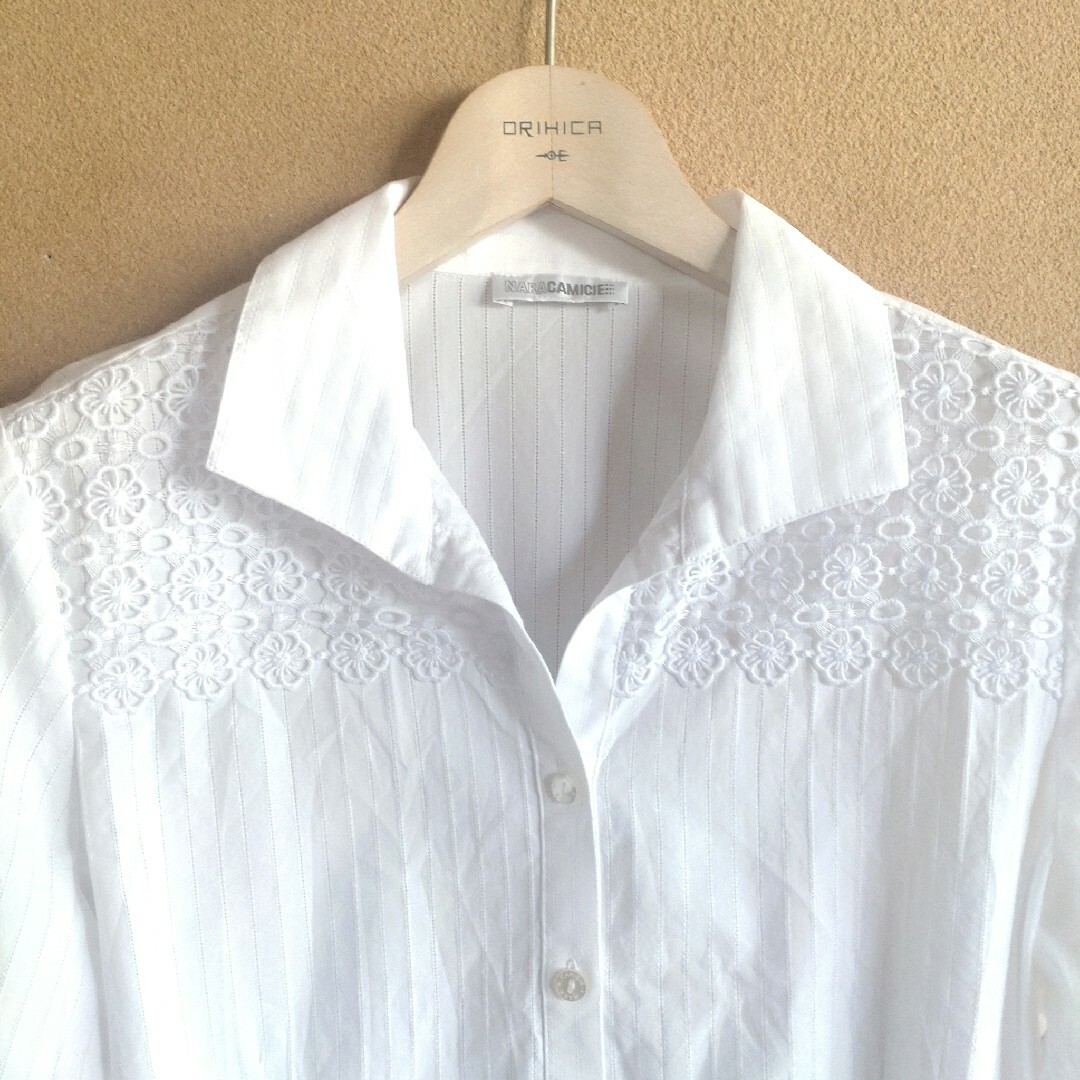 NARACAMICIE(ナラカミーチェ)の美品　ナラカミーチェ　フラワーレース　オープンカラーブラウス　白　フリーサイズ レディースのトップス(シャツ/ブラウス(半袖/袖なし))の商品写真