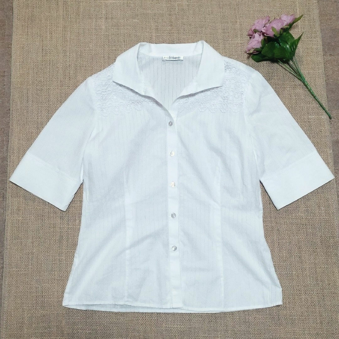 NARACAMICIE(ナラカミーチェ)の美品　ナラカミーチェ　フラワーレース　オープンカラーブラウス　白　フリーサイズ レディースのトップス(シャツ/ブラウス(半袖/袖なし))の商品写真