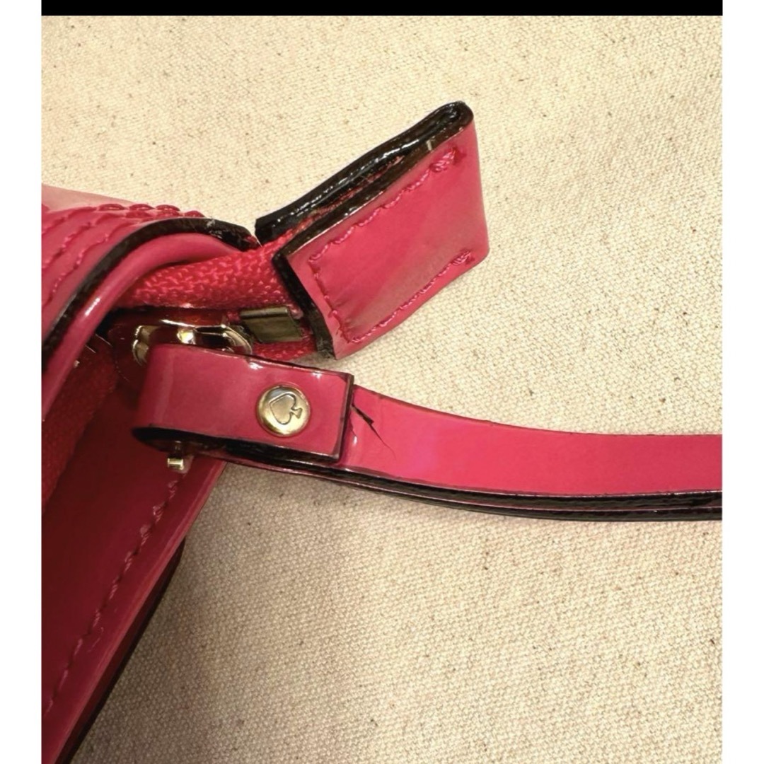 kate spade new york(ケイトスペードニューヨーク)の訳あり未使用《kate spade》ケイトスペード ストラップ付エナメル　ポーチ レディースのファッション小物(ポーチ)の商品写真