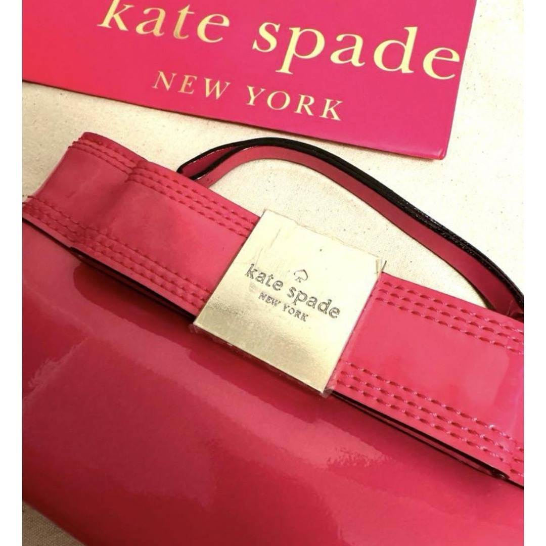 kate spade new york(ケイトスペードニューヨーク)の訳あり未使用《kate spade》ケイトスペード ストラップ付エナメル　ポーチ レディースのファッション小物(ポーチ)の商品写真