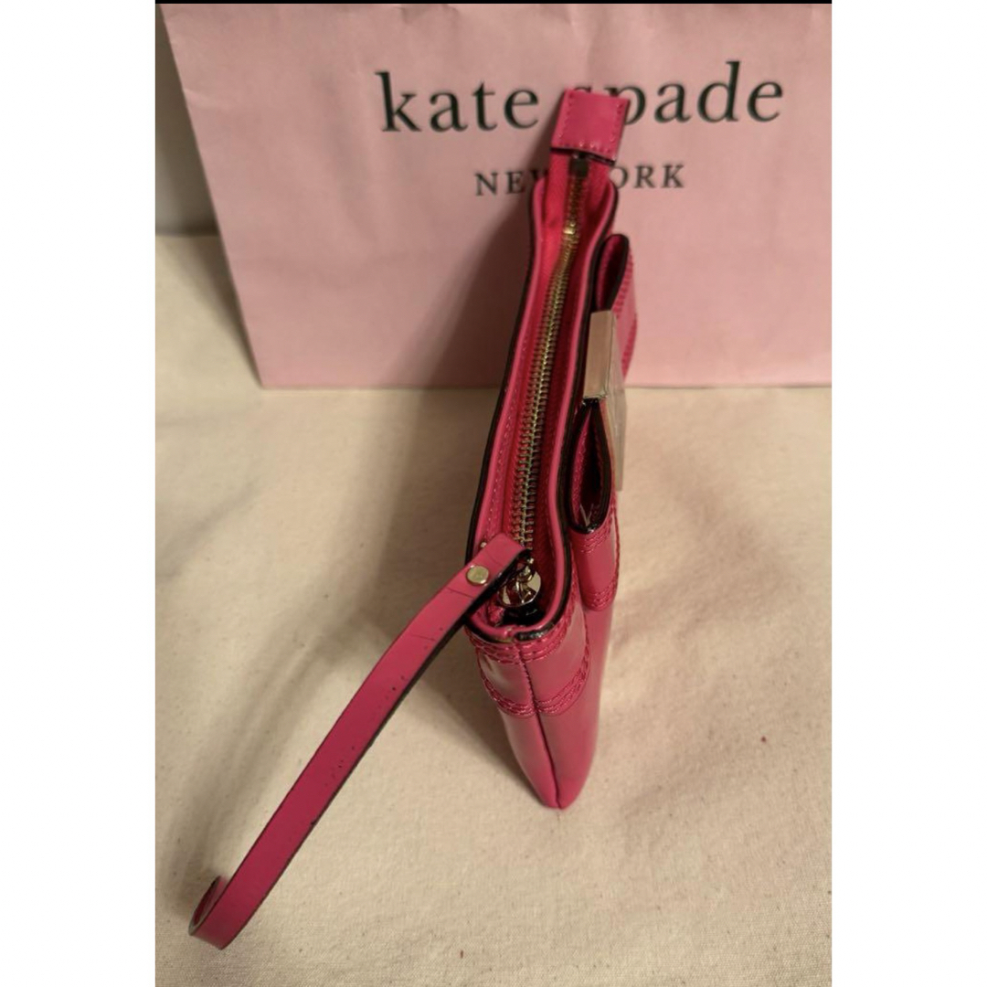 kate spade new york(ケイトスペードニューヨーク)の訳あり未使用《kate spade》ケイトスペード ストラップ付エナメル　ポーチ レディースのファッション小物(ポーチ)の商品写真