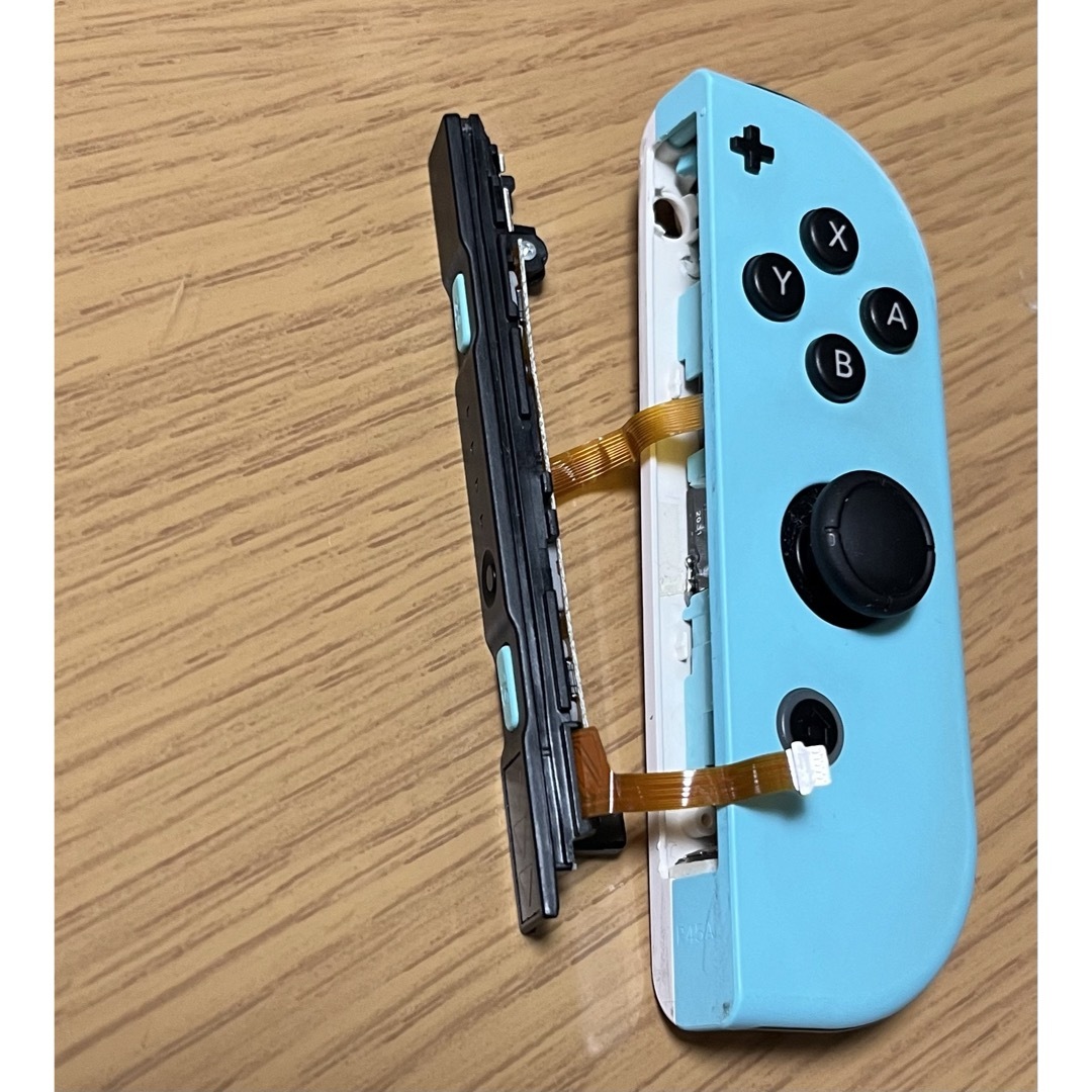 Nintendo Switch(ニンテンドースイッチ)のジョイコン　右　ジャンク品 エンタメ/ホビーのゲームソフト/ゲーム機本体(家庭用ゲーム機本体)の商品写真