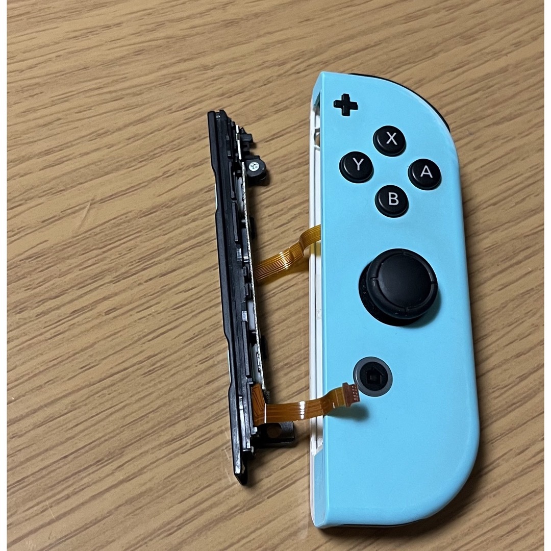 Nintendo Switch(ニンテンドースイッチ)のジョイコン　右　ジャンク品 エンタメ/ホビーのゲームソフト/ゲーム機本体(家庭用ゲーム機本体)の商品写真