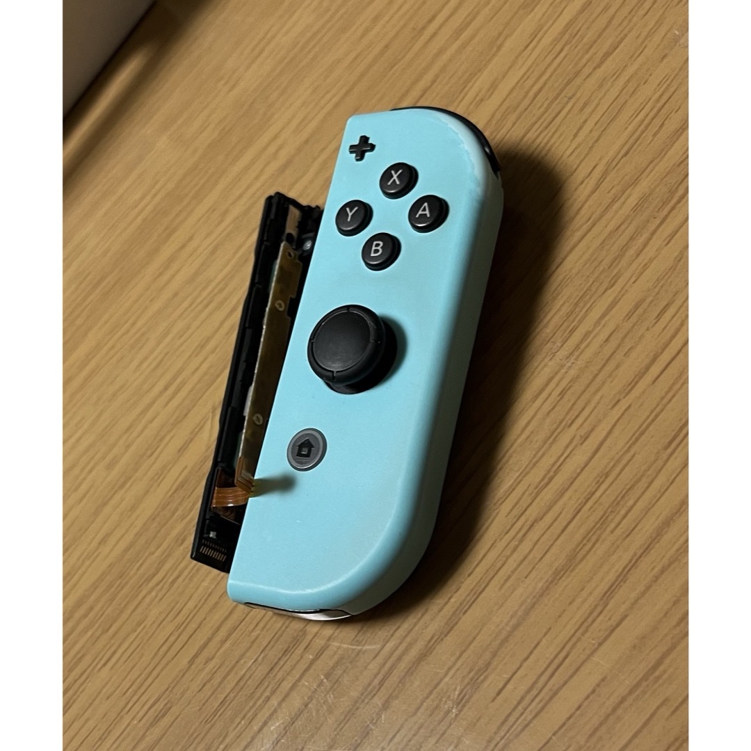 Nintendo Switch(ニンテンドースイッチ)のジョイコン　右　ジャンク品 エンタメ/ホビーのゲームソフト/ゲーム機本体(家庭用ゲーム機本体)の商品写真