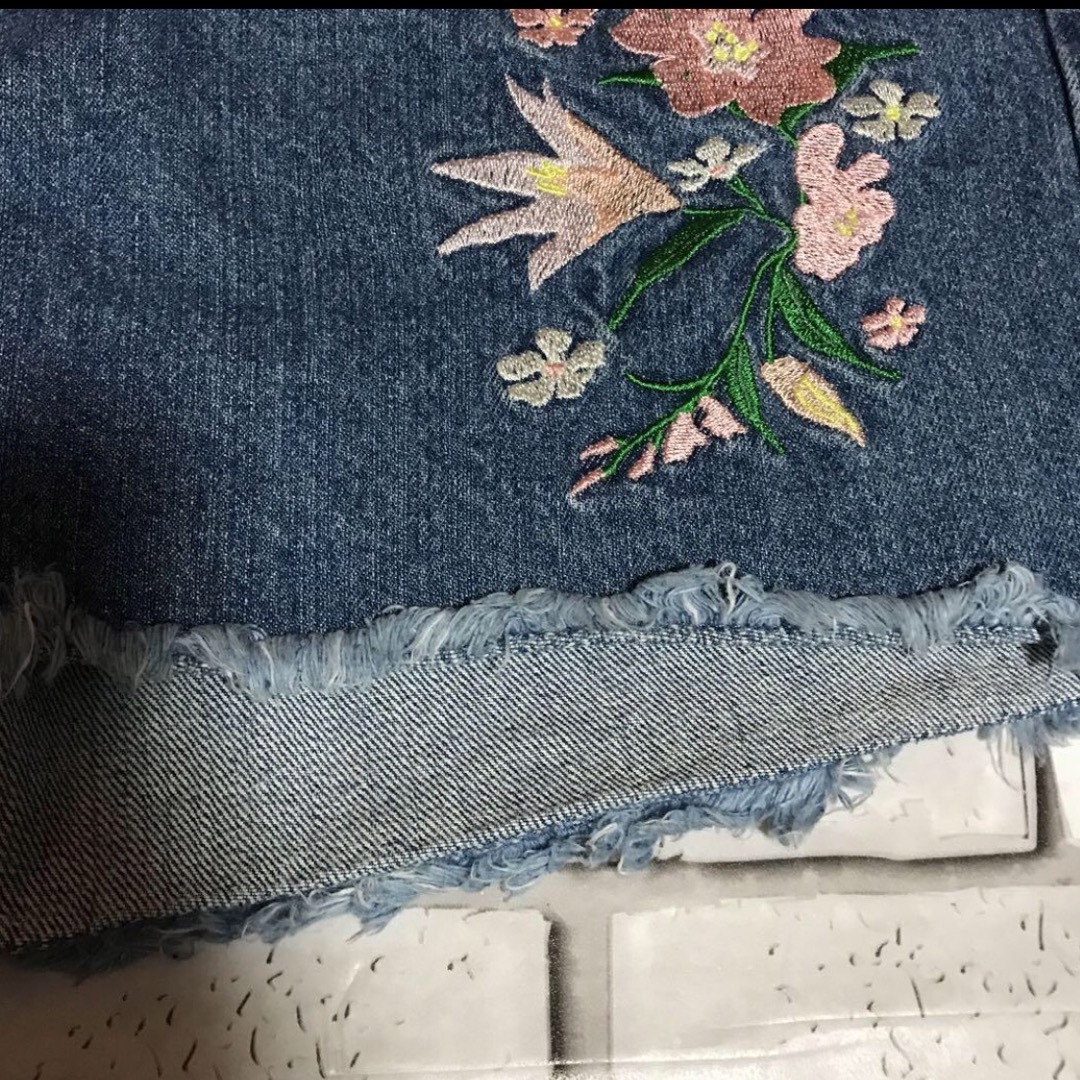 HONEYS(ハニーズ)の花柄デニムショートパンツ　刺繍　Lサイズ　ブルー　ポケット付き　コットン100% レディースのパンツ(ショートパンツ)の商品写真