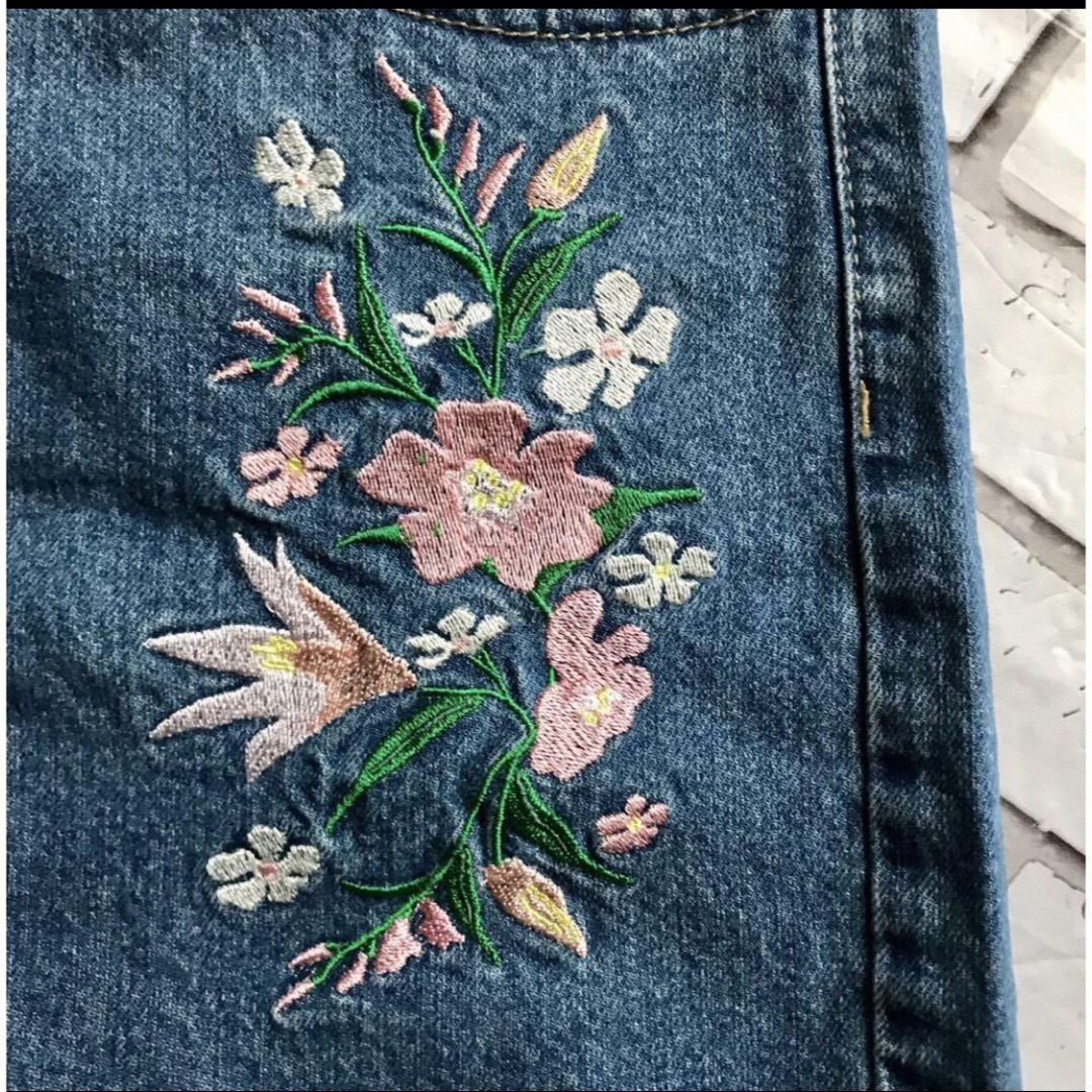 HONEYS(ハニーズ)の花柄デニムショートパンツ　刺繍　Lサイズ　ブルー　ポケット付き　コットン100% レディースのパンツ(ショートパンツ)の商品写真