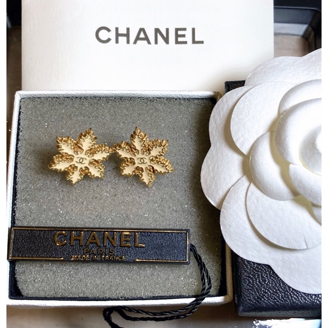 CHANEL(シャネル)の⭐︎CHANEL両耳ピアス正規品・値下げしました  レディースのアクセサリー(ピアス)の商品写真