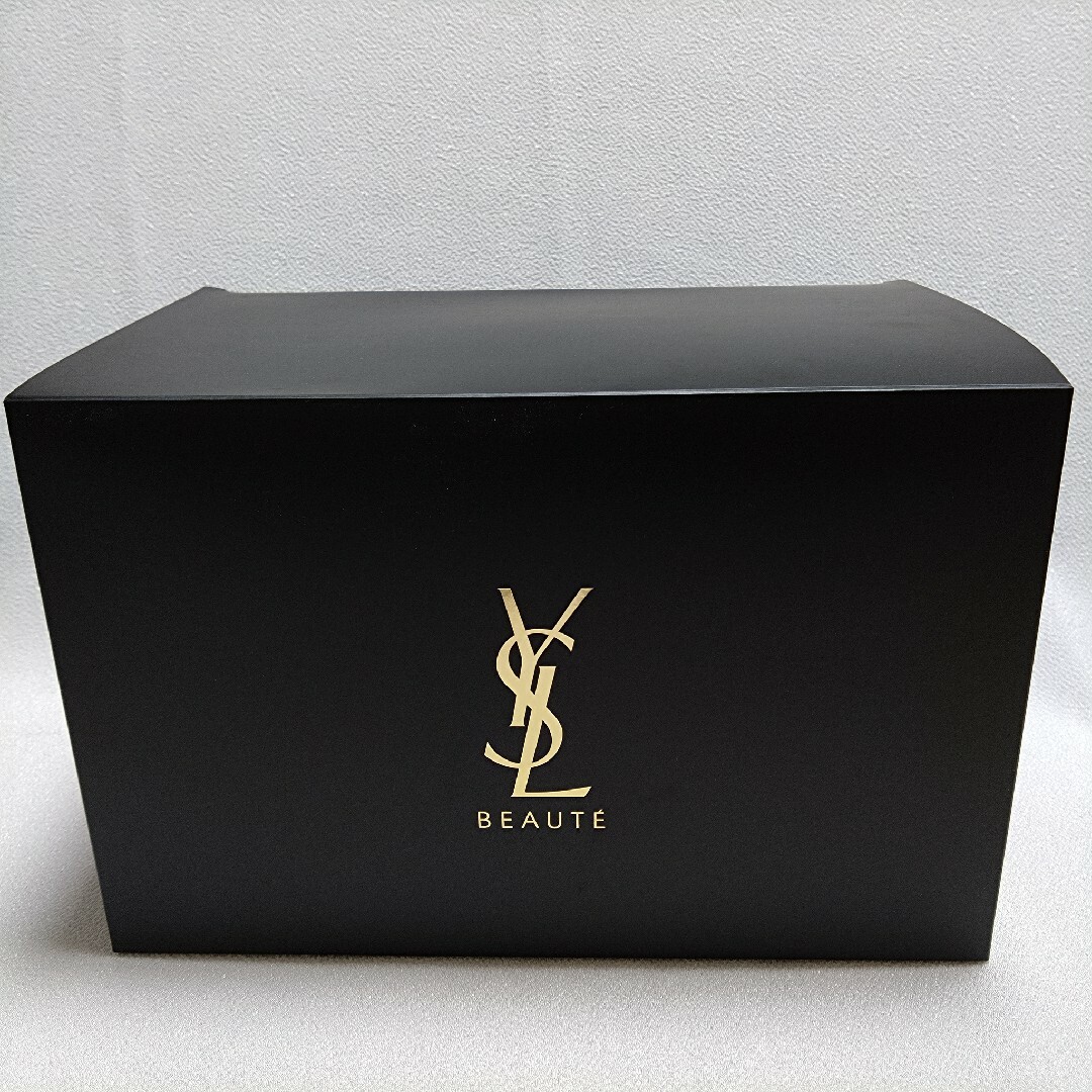 Yves Saint Laurent Beaute(イヴサンローランボーテ)の（新品未使用）YSLノベルティ バニティバッグ　ヴェルベット調 コスメ/美容のメイク道具/ケアグッズ(メイクボックス)の商品写真