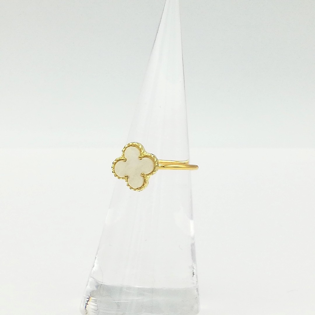 クローバー  ホワイト×ゴールド リング  指輪 サージカルステンレス ハンドメイドのアクセサリー(リング)の商品写真