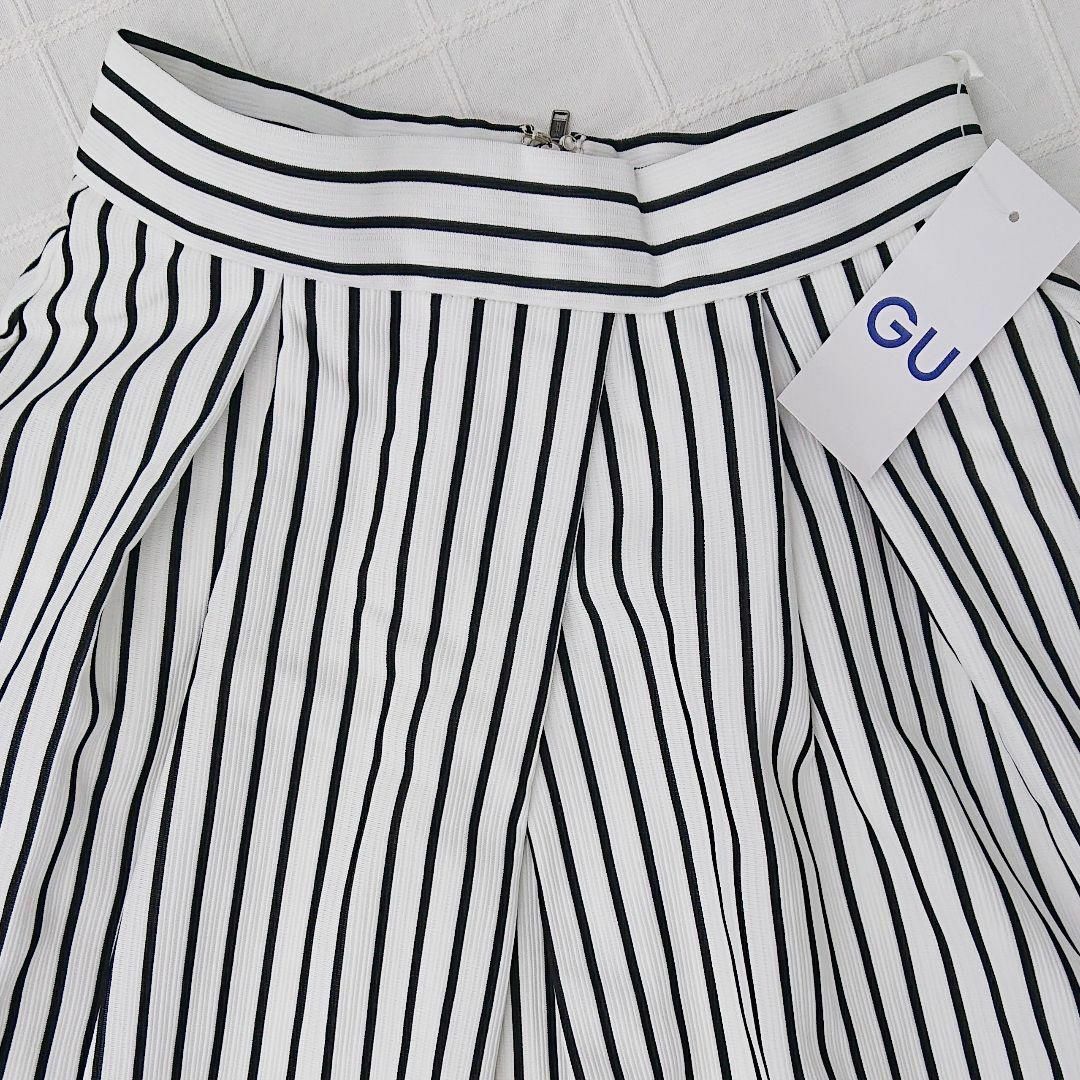 GU(ジーユー)の【未使用】S　GU　ジーユー　 モノクロストライプのフレアスカート レディースのスカート(ひざ丈スカート)の商品写真