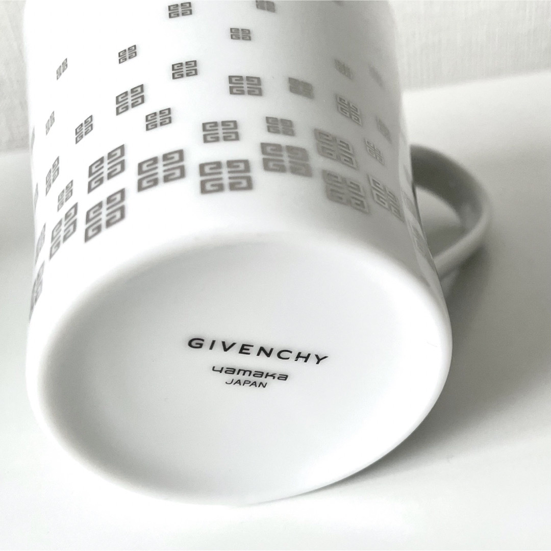 GIVENCHY(ジバンシィ)の【未使用・美品】 GIVENCHY ペア カップ & ガラストレー セット インテリア/住まい/日用品のキッチン/食器(グラス/カップ)の商品写真