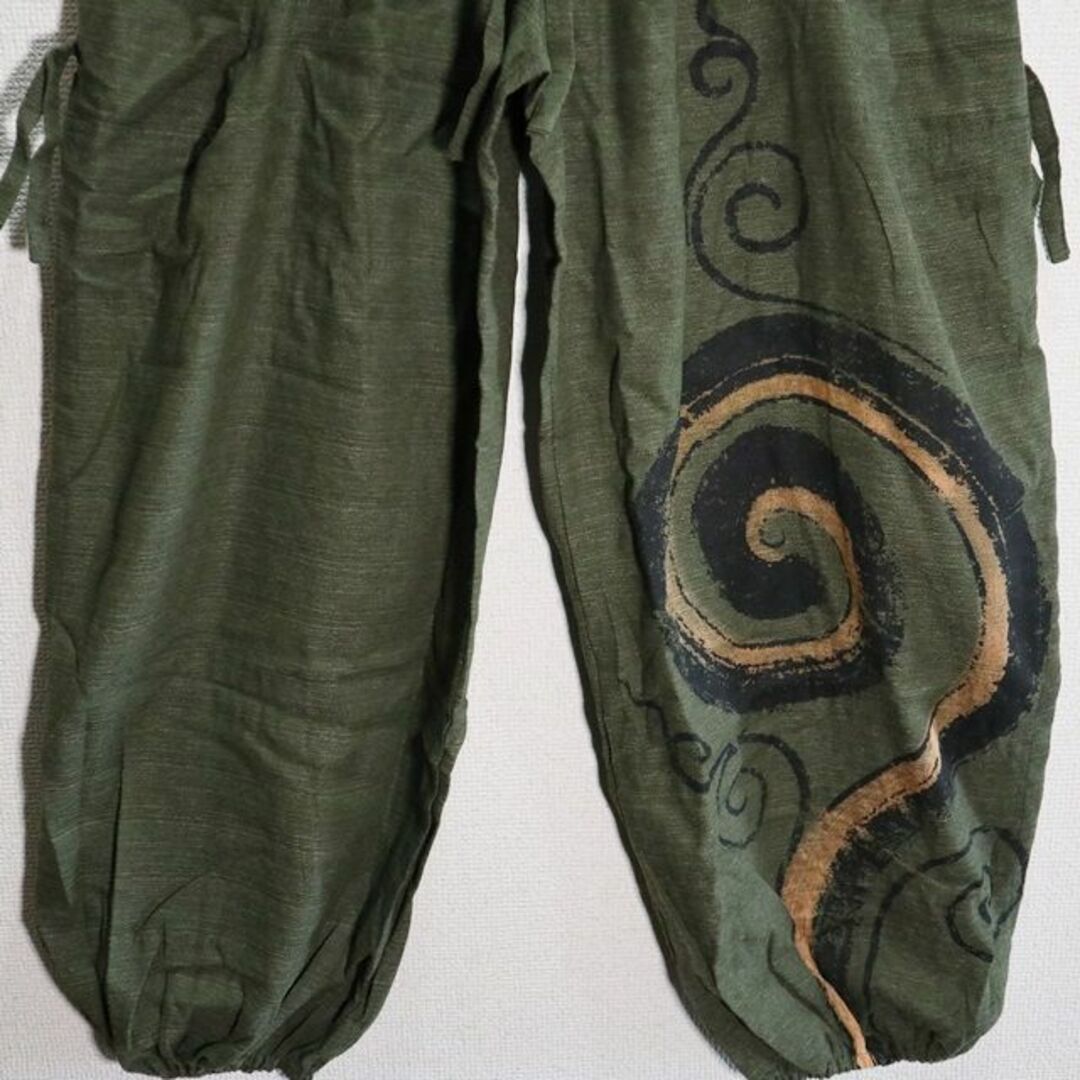 【新品】2wayデザインアラジンパンツ　グルグルした蔦風の柄　モスグリーン系 メンズのパンツ(サルエルパンツ)の商品写真