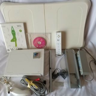 ウィー(Wii)のWii本体&Wii Fitソフト&バランスWiiボード&マリオパーティー4ソフト(家庭用ゲーム機本体)