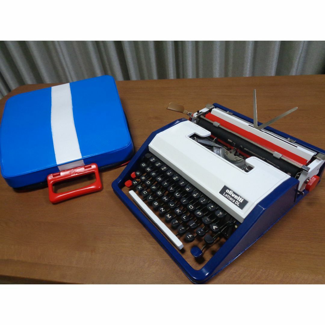 完動品olivetti Lettera DLタイプライター　フランストリコロール エンタメ/ホビーの美術品/アンティーク(その他)の商品写真