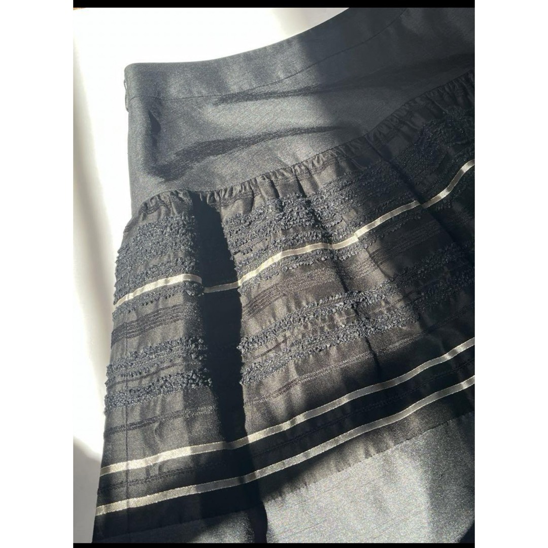 TO BE CHIC(トゥービーシック)のto be chic 装飾シルバーリボンスカート レディースのスカート(ひざ丈スカート)の商品写真
