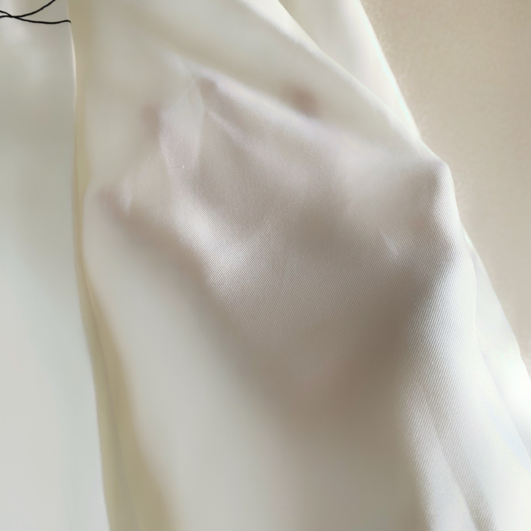 Grimoire(グリモワール)の昭和レトロ　ヴィンテージ　白　丸襟　花束刺繍　　レースアップ　シャツブラウス レディースのトップス(シャツ/ブラウス(長袖/七分))の商品写真