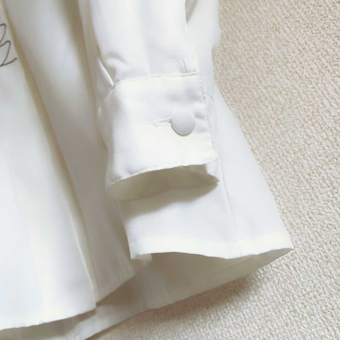 Grimoire(グリモワール)の昭和レトロ　ヴィンテージ　白　丸襟　花束刺繍　　レースアップ　シャツブラウス レディースのトップス(シャツ/ブラウス(長袖/七分))の商品写真
