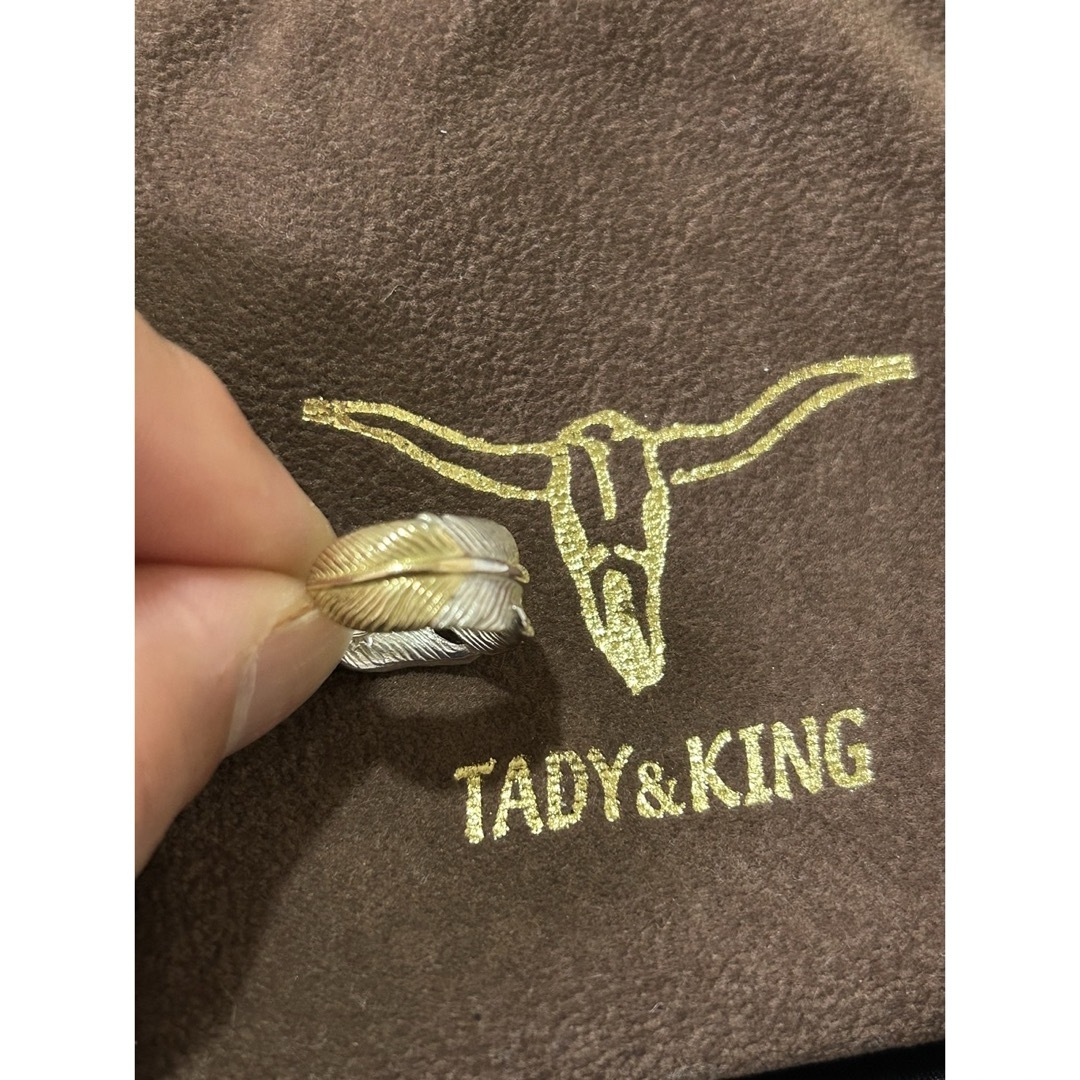 TADY&KING(タディアンドキング)のTADY&KING フェザーリング剣先K18ピンキー メンズのアクセサリー(リング(指輪))の商品写真