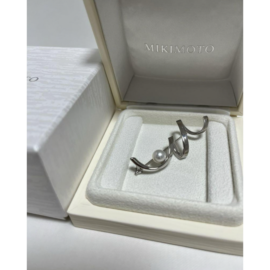MIKIMOTO(ミキモト)の現行新作　ミキモト　パールブローチ　シルバー　付属品付き　美品 レディースのアクセサリー(ブローチ/コサージュ)の商品写真