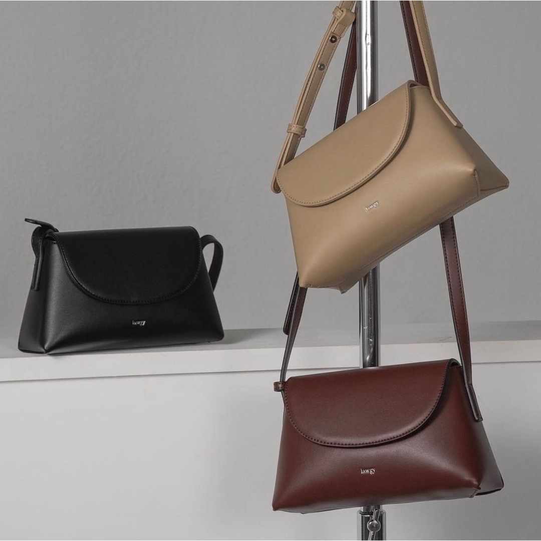 lawgy(ラウジー)のlawgy front curve compact bag Brown バッグ レディースのバッグ(ショルダーバッグ)の商品写真