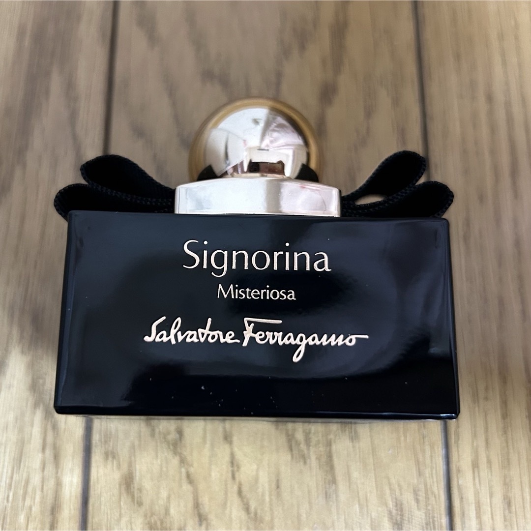 Salvatore Ferragamo(サルヴァトーレフェラガモ)のフェラガモ シニョリーナ ミステリオーサ 30ml コスメ/美容の香水(その他)の商品写真