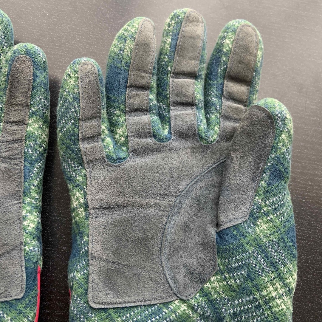 Vivienne Westwood(ヴィヴィアンウエストウッド)のビビアンウエストウッド　手袋　グローブ　暖か　柔らか素材 グリーンチェック　星柄 レディースのファッション小物(手袋)の商品写真