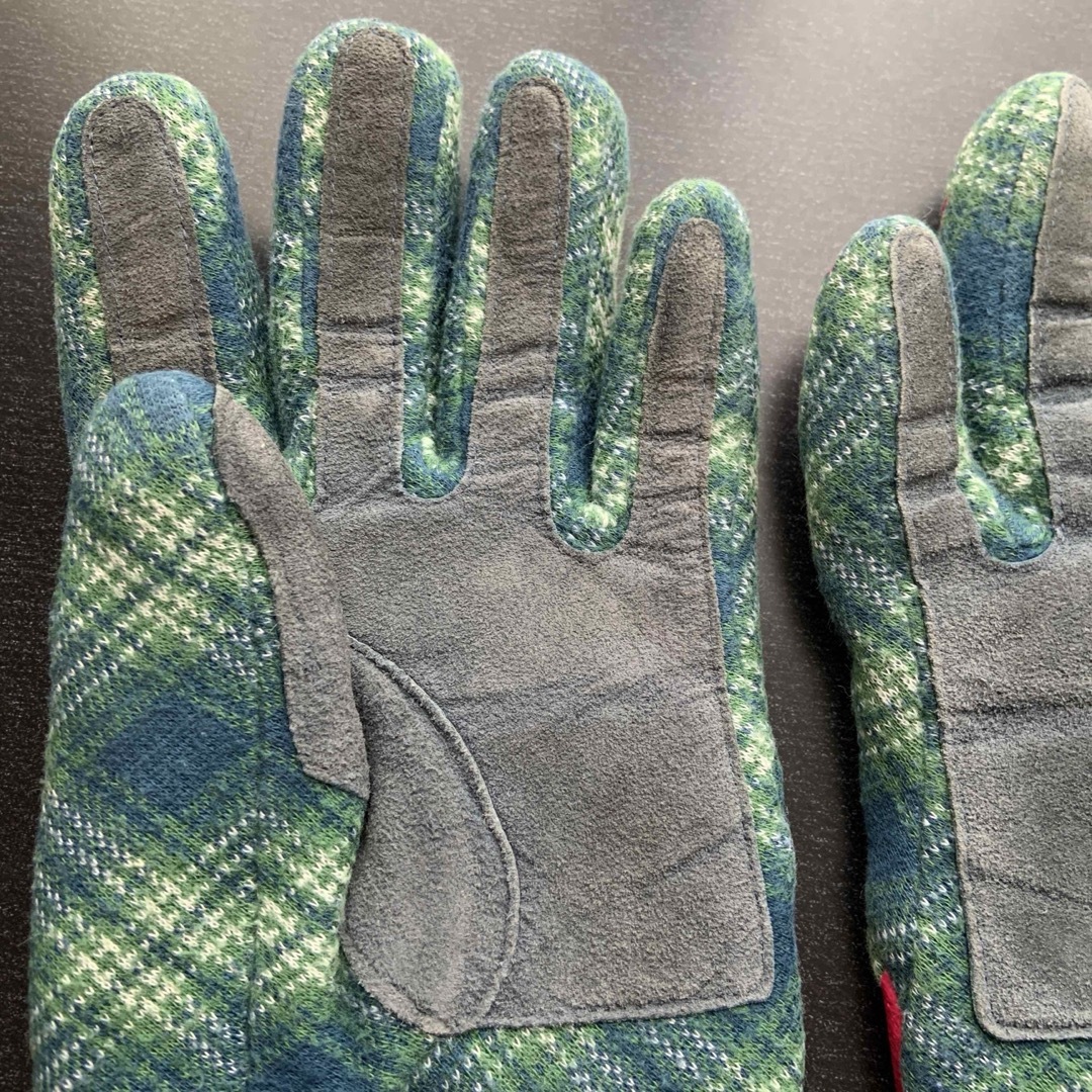 Vivienne Westwood(ヴィヴィアンウエストウッド)のビビアンウエストウッド　手袋　グローブ　暖か　柔らか素材 グリーンチェック　星柄 レディースのファッション小物(手袋)の商品写真