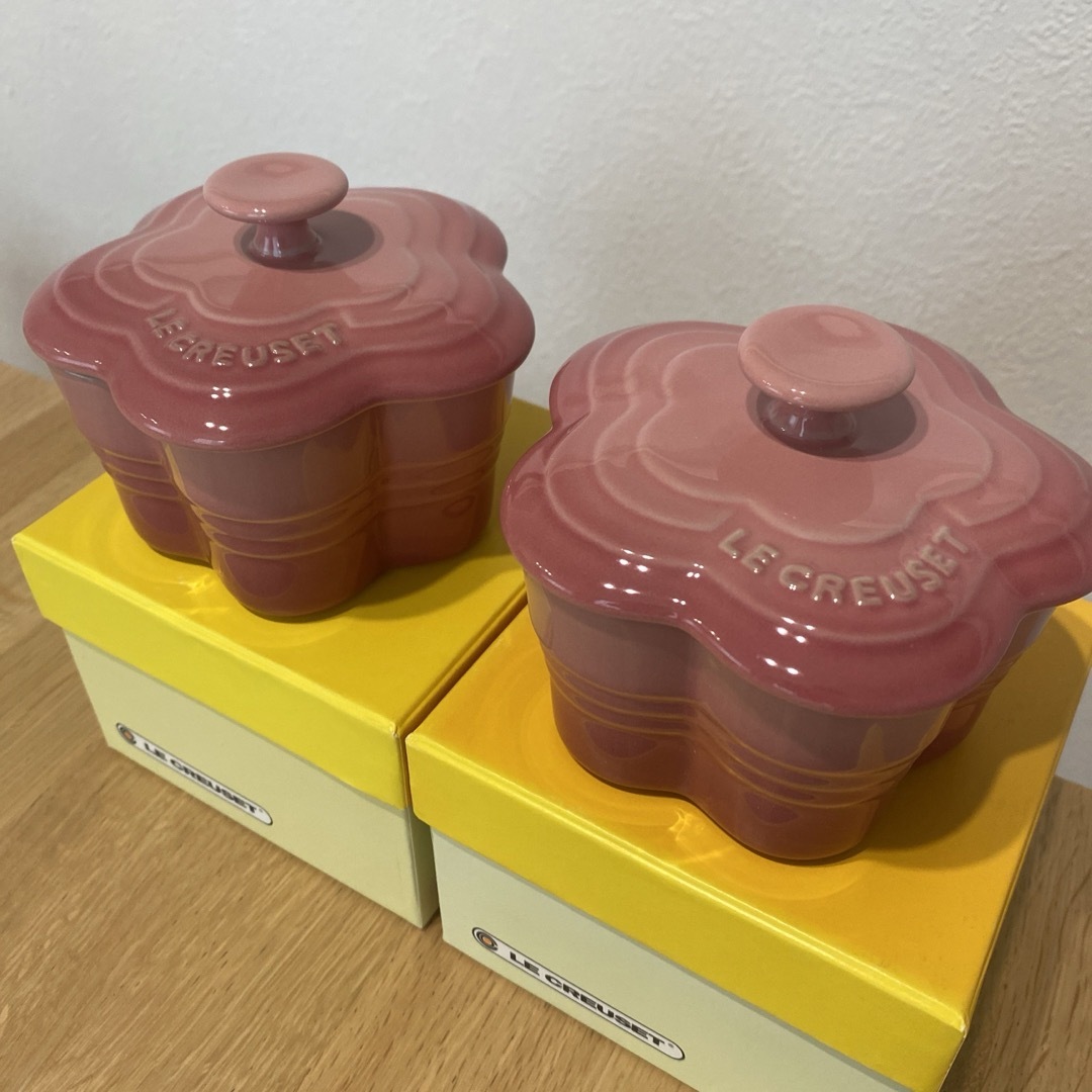 LE CREUSET(ルクルーゼ)の新品未使用 人気 ルクルーゼ 花形 蓋付 ラムカン フルール ピンク ココット インテリア/住まい/日用品のキッチン/食器(食器)の商品写真