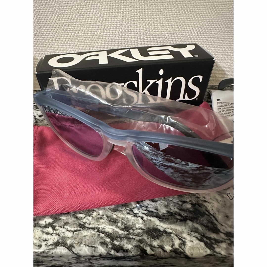 Oakley(オークリー)のOakley Frogskins OO9284A メンズのファッション小物(サングラス/メガネ)の商品写真