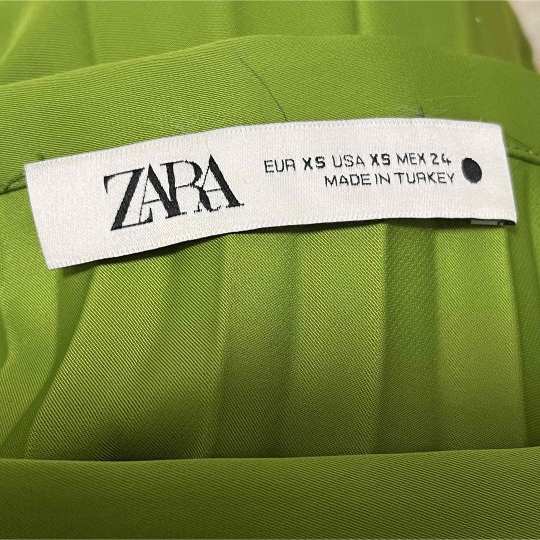 ZARA(ザラ)のZARA プリーツミディスカート ライトグリーン 黄緑 XS レディースのスカート(ロングスカート)の商品写真