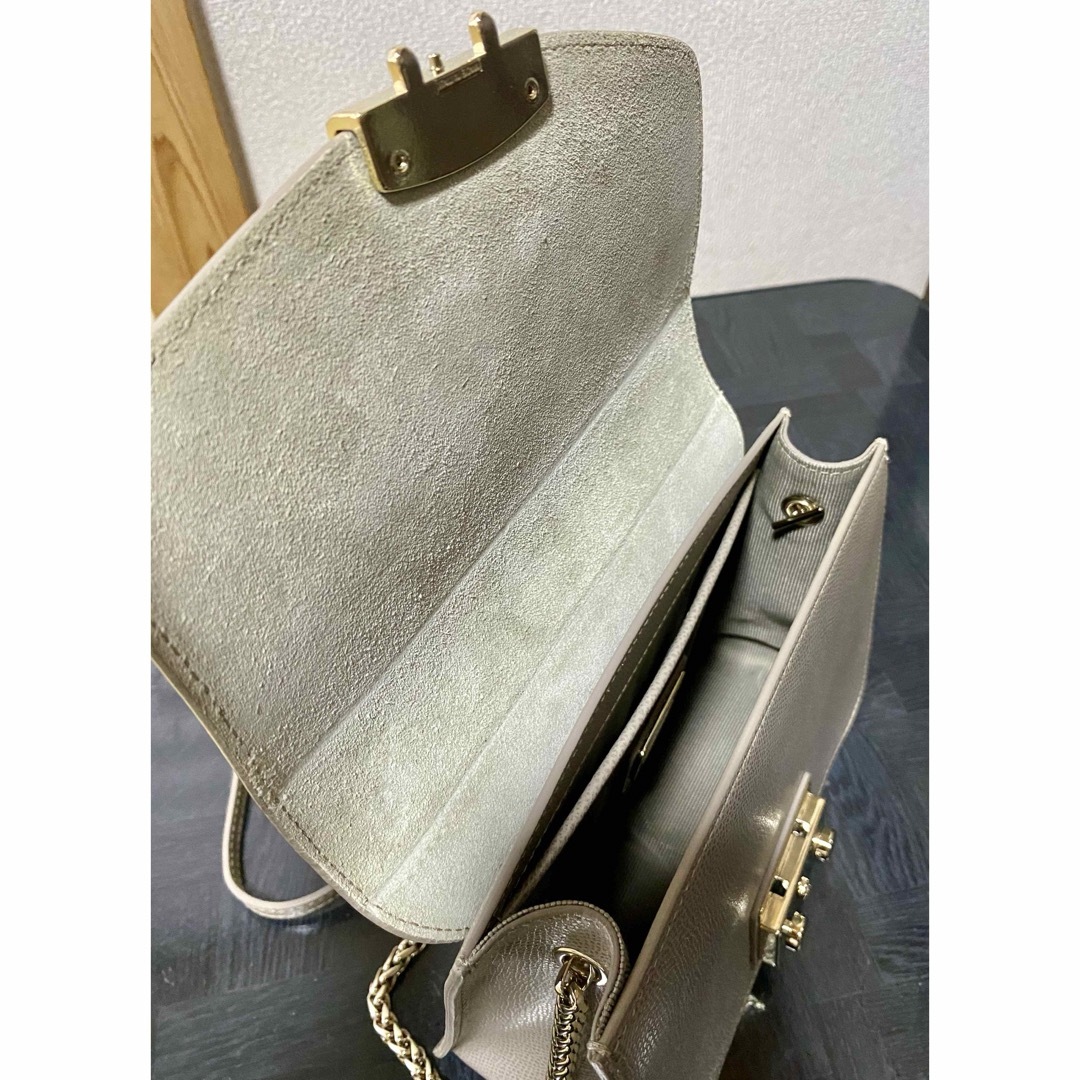 Furla(フルラ)の美品 FURLA フルラ メトロポリス クロスボディバッグ グレー系 レディースのバッグ(ショルダーバッグ)の商品写真