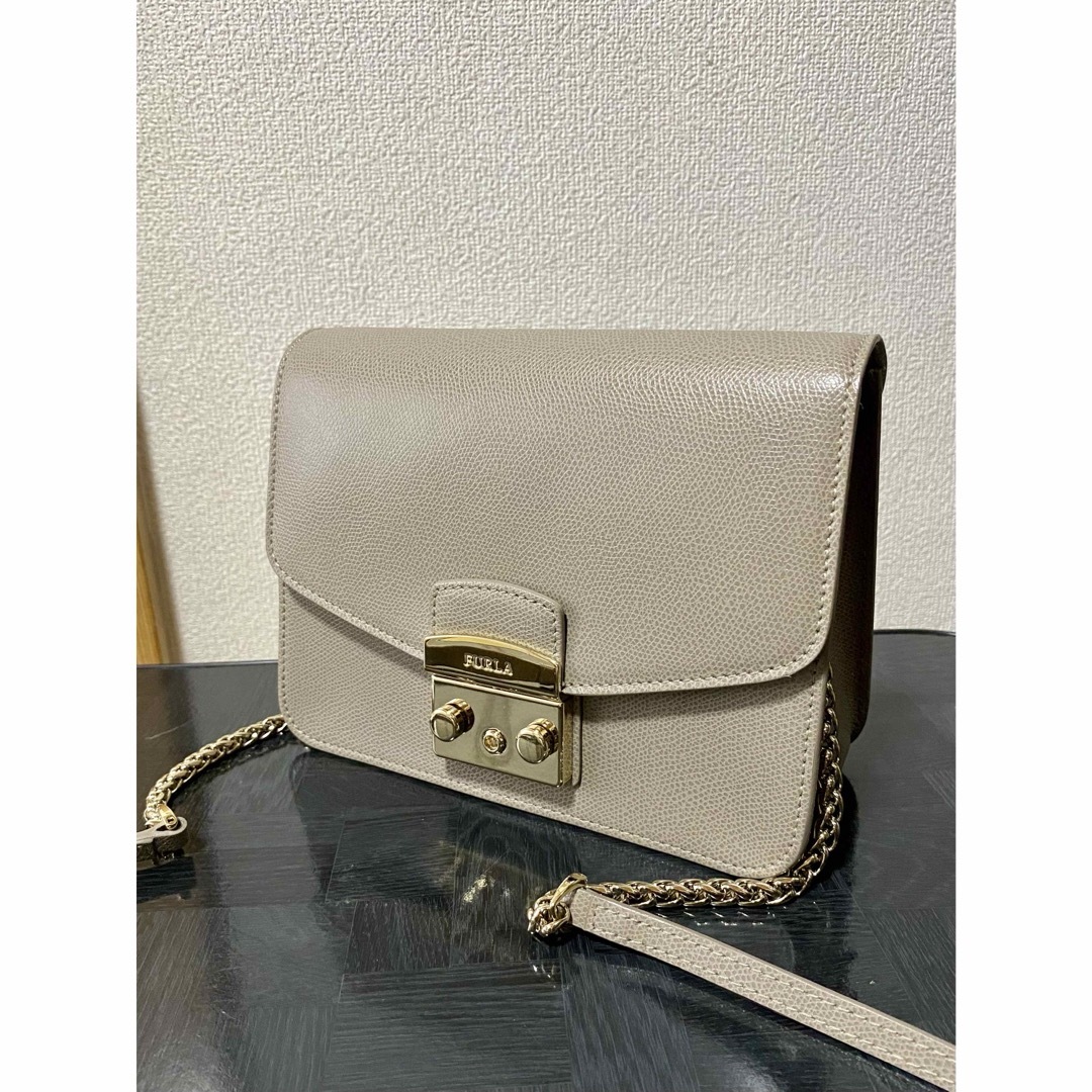 Furla(フルラ)の美品 FURLA フルラ メトロポリス クロスボディバッグ グレー系 レディースのバッグ(ショルダーバッグ)の商品写真