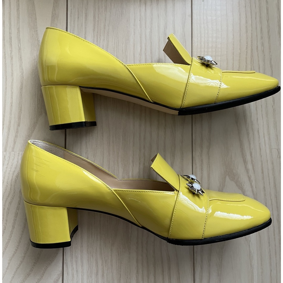 H.P.FRANCE(アッシュペーフランス)の美品！OJOUR エナメルイエローパンプス 37.5 レディースの靴/シューズ(ハイヒール/パンプス)の商品写真