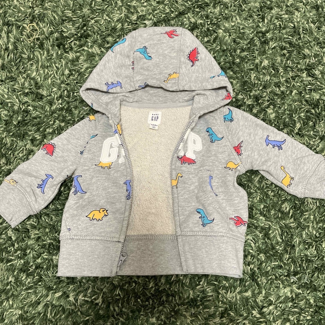 babyGAP(ベビーギャップ)のbabyGAP 恐竜パーカー　3-6 キッズ/ベビー/マタニティのベビー服(~85cm)(ジャケット/コート)の商品写真